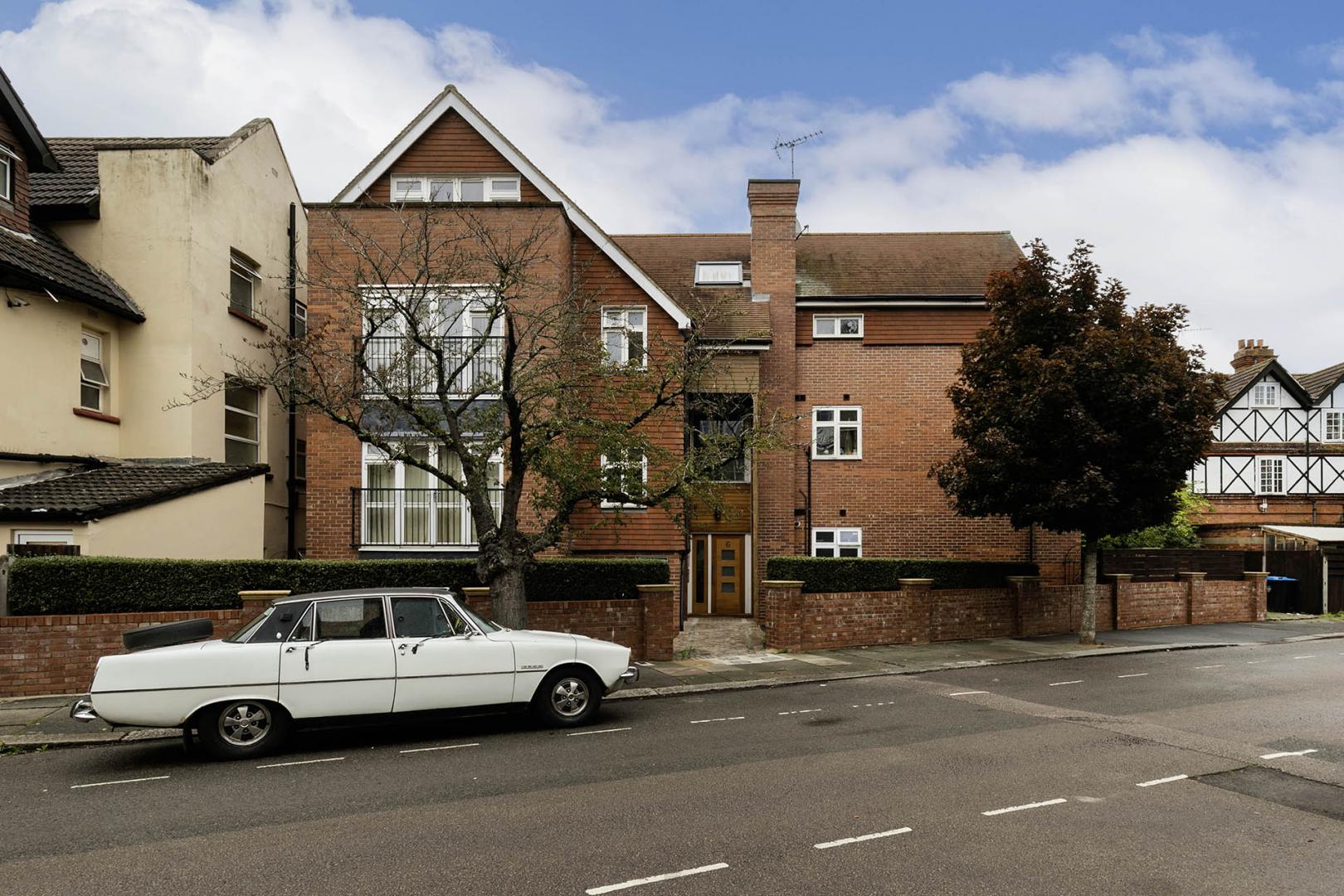 1 Bedroom, 1 bath, 1 reception Flat			 Heathfield Park, , WILLESDEN GREEN